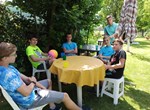 SUSRET OBITELJI NA VRTU